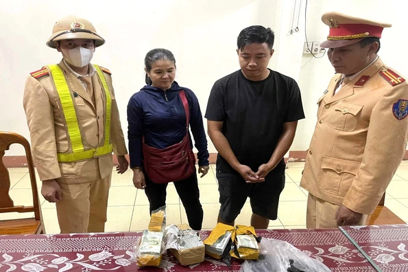 Phát hiện hai kiện hàng trên xe khách là ngoại tệ