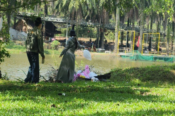 Thả cá phóng sinh, thả luôn rác thải ở công viên Cọ Dầu