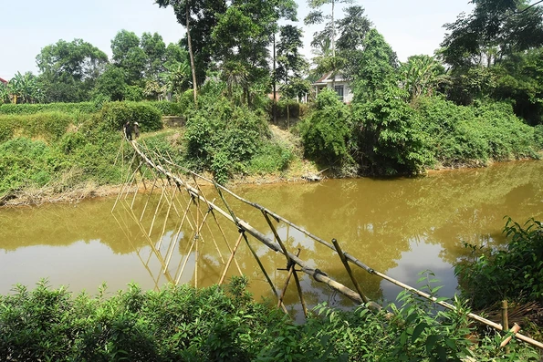 Người dân phải qua về sông Nhùng trên cầu tre tạm bợ suốt 50 năm