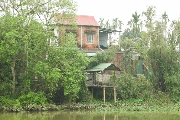 Sông Vĩnh Định đoạn qua thôn Nại Cửu sạt lở khiến người dân bất an