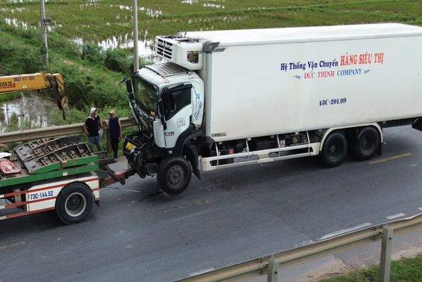 5 ô tô va chạm liên hoàn trên đường tránh Đồng Hới