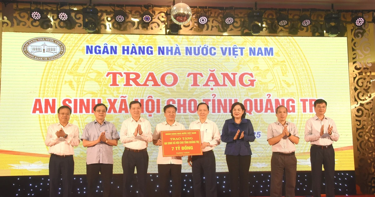 Ngân hàng Nhà nước trao tặng tỉnh Quảng Trị 7 tỉ đồng thực hiện công tác an sinh xã hội