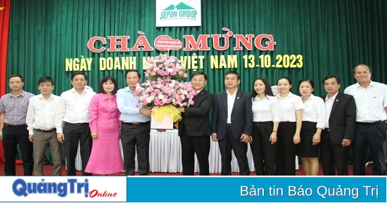 รองประธานคณะกรรมการประชาชนจังหวัด Hoang Nam แสดงความยินดีกับธุรกิจต่างๆ เนื่องในวันผู้ประกอบการเวียดนาม